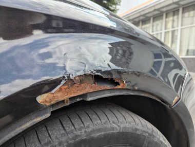 Arabanın yan tarafında güçlü aşınma ya da paslanma görüntüsü var..