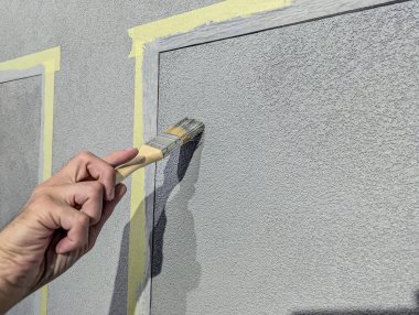 Fırça boyalı duvarlı el görüntüsünü griye boyayın. Boşluğu kopyala.