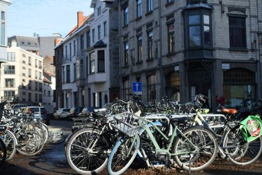 Gent, Belçika 'daki Gent Sint-Pieters istasyonu yakınlarında birçok bisiklet var.