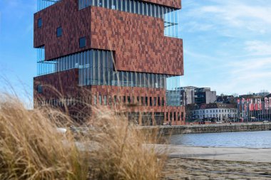  Antwerp 'teki modern müze aan de stroom (MAS). Seçici odak.