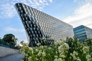 Aula Medica 'nın modern mimarisi akşam gökyüzüne karşı Karolinska Enstitüsü' nde