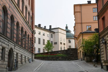 Gamla Stan 'deki tarihi binaların ve kaldırım taşlarının manzarası.