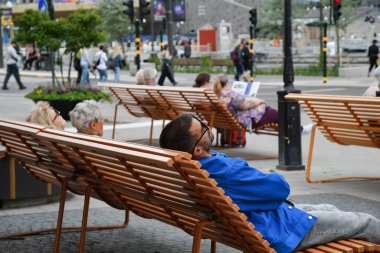 Stockholm 'deki halk banklarında dinlenen insanlar..