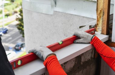 Tadilat sırasında Ruh Seviyesi ile Ölçülen İnşaat İşçisinin Kapanışı