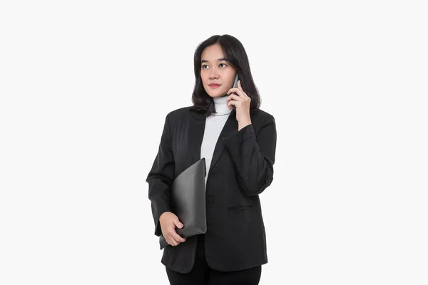 Glückliche Asiatische Geschäftsfrau Telefoniert Mit Einem Geschäftspartner Auf Isoliertem Weißem — Stockfoto