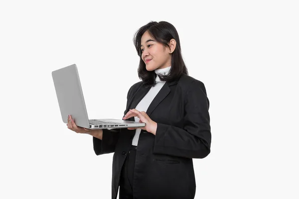 商业女性笔记本电脑 带着笔记本电脑的女人 背景是白色的 带着手提电脑穿西装的女孩 女商人站立时使用计算机 黑衣女商人 — 图库照片