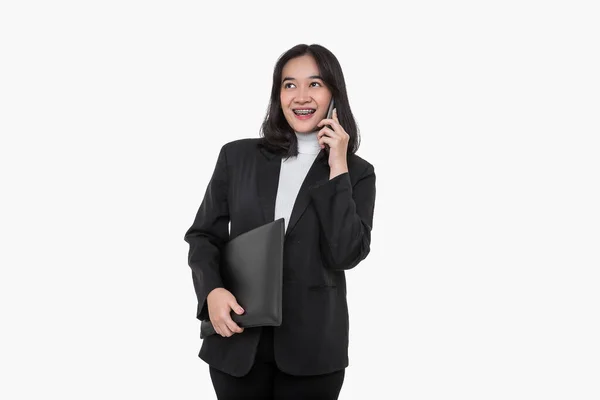 Щаслива Азіатська Ділова Жінка Телефонує Діловим Партнером Ізольованим Білому Тлі — стокове фото
