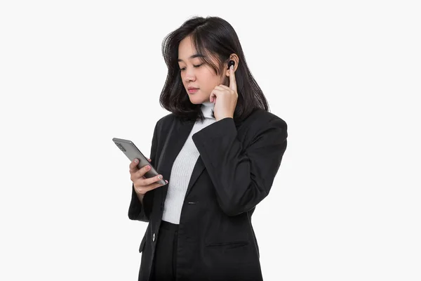 배경을 아시아의한 사업가 양복을 귓봉오리를 사용하여 전화기와 — 스톡 사진