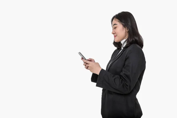Młoda Azjatka Biznes Kobieta Pomocą Telefonu Komórkowego Izolowanym Białym Tle — Zdjęcie stockowe
