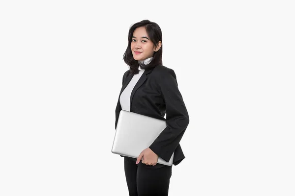 Młode Azjatyckie Pracownice Noszą Czarne Garnitury Gestami Trzymającymi Laptopa Zwróconego — Zdjęcie stockowe