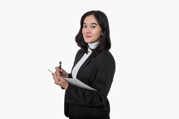 Młode Azjatyckie Biznesmenki Trzymające Notatnik Długopis Stojące Nad Białym Studiem — Zdjęcie stockowe