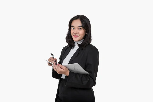 Młode Azjatyckie Biznesmenki Trzymające Notatnik Długopis Stojące Nad Białym Studiem — Zdjęcie stockowe