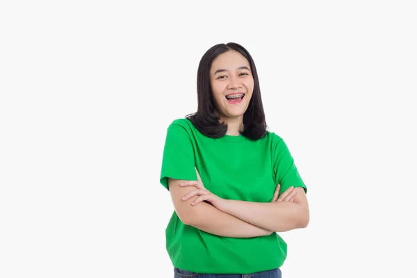 Mladá Asijská Žena Zelenou Košilí Skládací Ruce Hrudi Usmívá Izolovaném — Stock fotografie