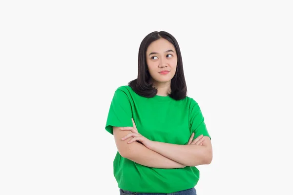 年轻的亚洲女人 绿色的衬衫 双手交叉在胸前 在孤立的白色背景上微笑着 两臂交叉地看着相机 — 图库照片