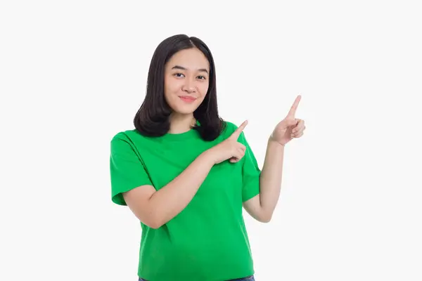 Vrolijke Opgewonden Aziatische Vrouw Wijzend Vinger Naar Linkerkant Met Product — Stockfoto