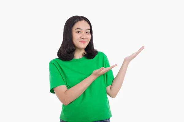 Asiatisk Kvinna Pekar Finger Vänster Med Produkt Eller Tom Kopia — Stockfoto