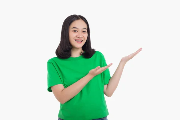 Asiatisk Kvinna Pekar Finger Vänster Med Produkt Eller Tom Kopia — Stockfoto