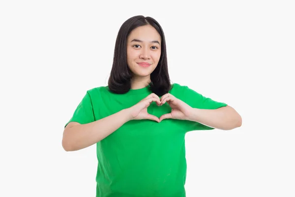 Jonge Aziatische Vrouw Glimlachend Hartvorm Met Vingers Draagt Groen Shirt — Stockfoto