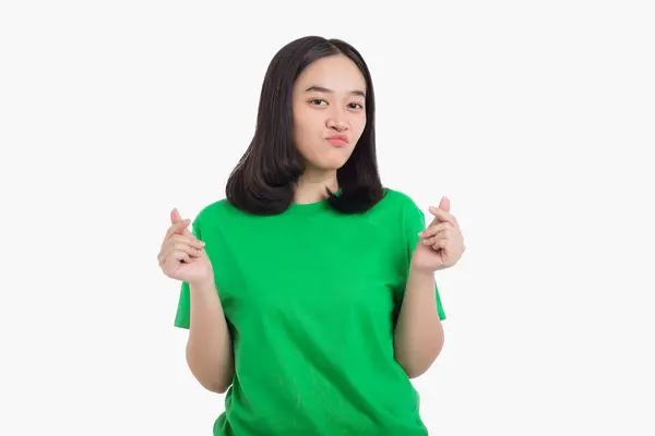 Молодая Азиатка Показывает Мини Знак Сердца Зеленой Рубашкой Изолированы Белом — стоковое фото