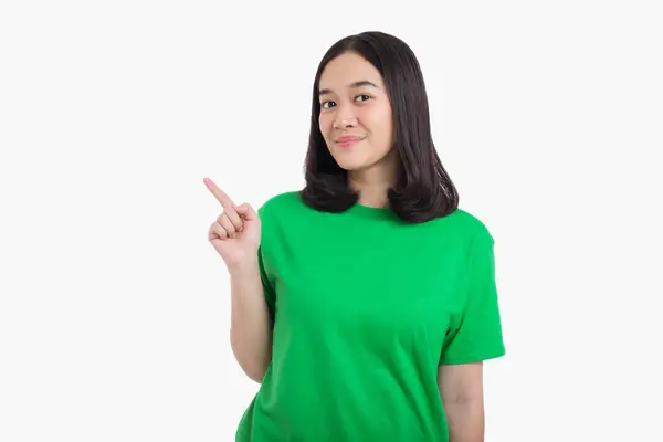 Asiatisk Kvinna Pekar Finger Höger Sida Med Produkt Eller Tom — Stockfoto