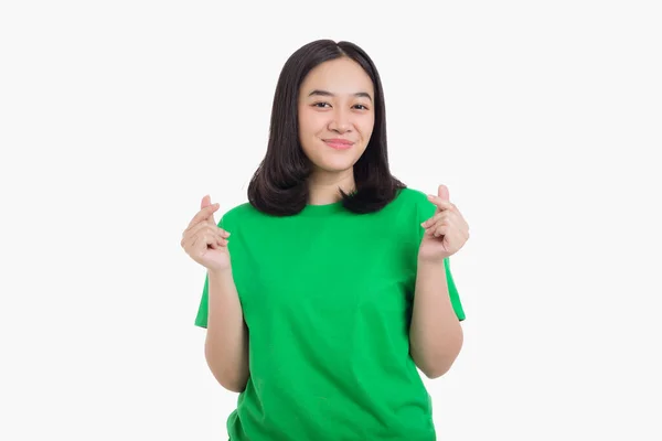 Mujer Asiática Joven Mostrando Mini Signo Corazón Con Camisa Verde —  Fotos de Stock