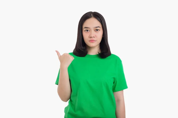 Jonge Aziatische Vrouw Wijst Kijkt Naar Rechts Met Ontevreden Het — Stockfoto