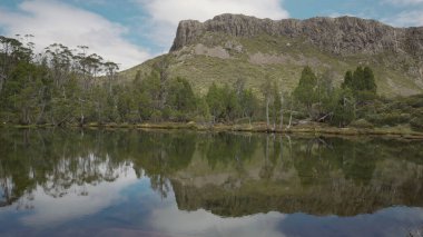 Tazmanya, Avustralya 'daki Kudüs Ulusal Parkı' nın duvarlarındaki Bethesda havuzundaki Süleyman tahtının yansımaları.