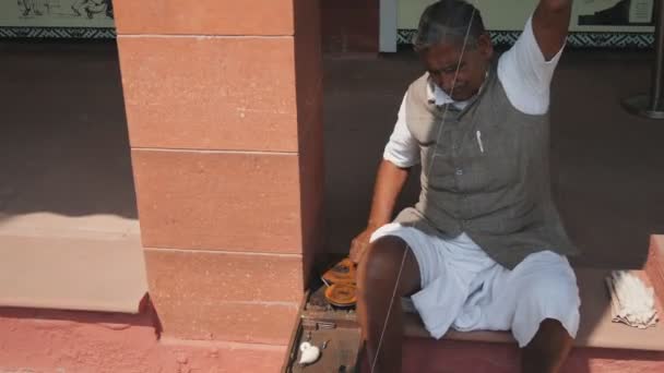 Delhi India Marca 2019 Odchylone Ujęcie Mężczyzny Wirującego Nitką Swoim — Wideo stockowe