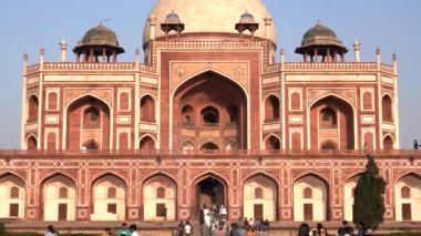 DELHI, INDIA - 15 Mart 2019: Hindistan 'ın Delhi kentindeki humayuns mezarının dış dünya mirasının eğik bir klibi