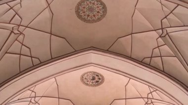 DELHI, INDIA - 15 Mart 2019: Hindistan 'ın eski delhi kentindeki kırmızı kalede dekore edilmiş bir tavana yakın çekim