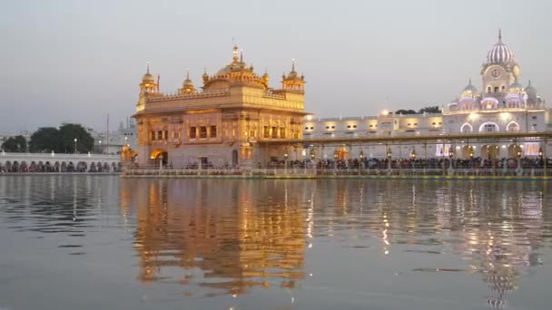 Ein Zoom Clip Des Wunderschönen Goldenen Tempels Bei Sonnenuntergang Amritsar — Stockvideo