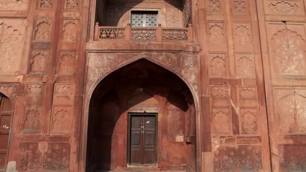 デリー インド 2019年3月15日 インドの古いデリーの赤砦の建物の入り口と窓の傾斜 — ストック動画