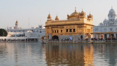 Hindistan, Amritsar 'daki altın tapınağın ve etrafındaki havuzun yakın görüntüsü.