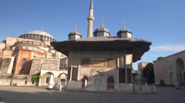 Bir porsiyon Hagia Sofya ve Ahmed III çeşmesi, hindili.