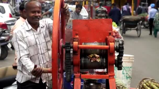 Amritsar India Maart 2019 Een Suikerrietsap Wallah Gebruikt Een Handgestuurde — Stockvideo