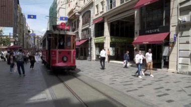 İSTANBUL, TURKEY - MAYIS, 22, 2019: İstanbul 'un Avrupa yakasında tünel tramvayı yaklaşıyor, hindi