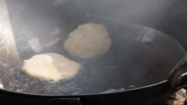 Poori ekmeğinin Amritsar, India 'da bir restoranın önünde kızartılması... 4K 60 peni.