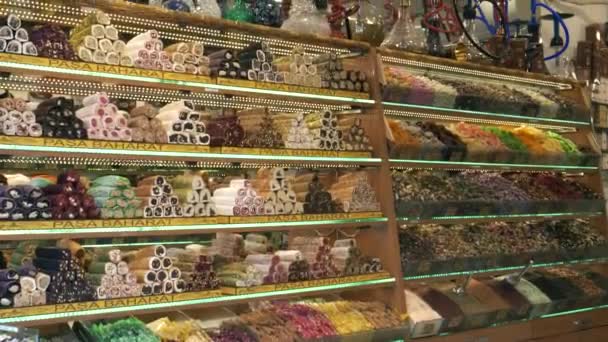 在土耳其伊斯坦布尔的一家糖果店里陈列着各种土耳其式的欢愉场面 — 图库视频影像