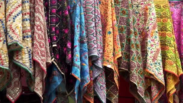 在印度安利萨尔的一家商店里展出的Pashmina围巾的选择 — 图库视频影像