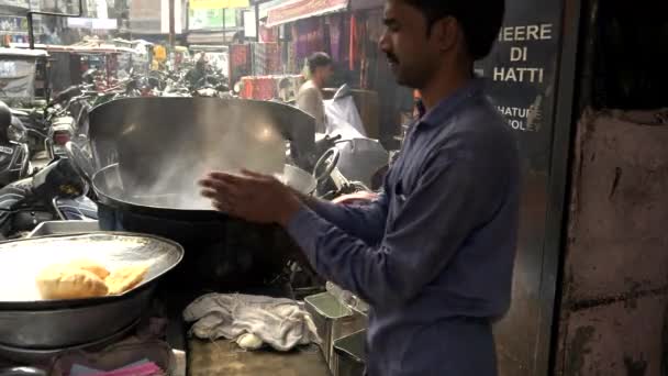 アムリトサル インド 2019年3月18日 フラットポオリパンを手で調理し インドのアムリトサルに油を入れる — ストック動画