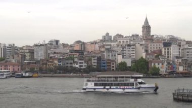 İstanbul 'da bir feribottan görülen galata kulesi, hindi.