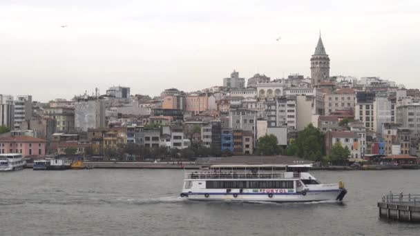 Menara Galata Seperti Yang Terlihat Dari Sebuah Feri Istanbul Kalkun — Stok Video