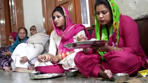 2019年3月18日 一群妇女在印度Amritsar的黄金寺庙的公共食品大厅里吃饭 — 图库视频影像