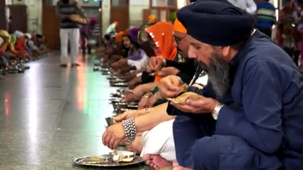 阿姆斯特丹 2019年3月18日 一位锡克教徒在印度阿姆利萨尔的黄金寺庙免费食品大厅里吃饭 — 图库视频影像