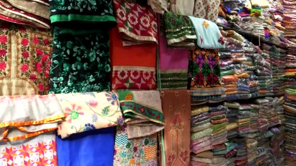 在印度安利萨尔的大厅义卖会上出售的一针倾斜的服装 — 图库视频影像