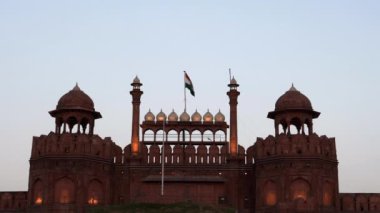 Hindistan 'ın Delhi şehrinde tarihi kırmızı kaleler Lahori kapısı alacakaranlıkta aydınlandı.
