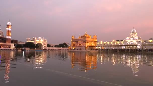 Hindistan Amritsar Pembe Günbatımı Gökyüzü Ile Altın Tapınağın Sağ Köşesinde — Stok video