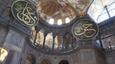 İSTANBUL, TURKEY - 23 MAYIS 2019: İstanbul 'daki Sogia Camii' nin tavanının görüntüsü, hindi