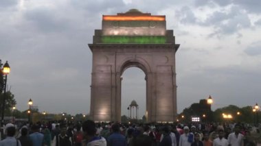 DELHI, Hindistan - 14 Mart 2019: Yeni Delhi, Hindistan 'da gece Hindistan Kapısı' nın eğimli bir çekimi