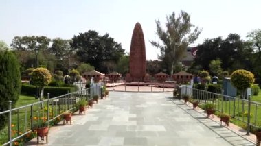 AMRITSAR, Hindistan - 19 Mart 2019: Jallianwala Bagh Katliamı Anıtı 'na doğru yürüyen gimbal steadicam çekimi